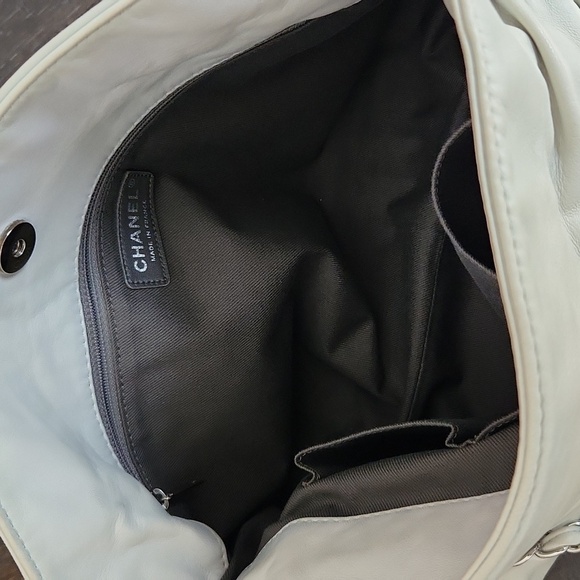 RARE CHANEL Vintage Lambskin Handbag - Picture 13 of 15